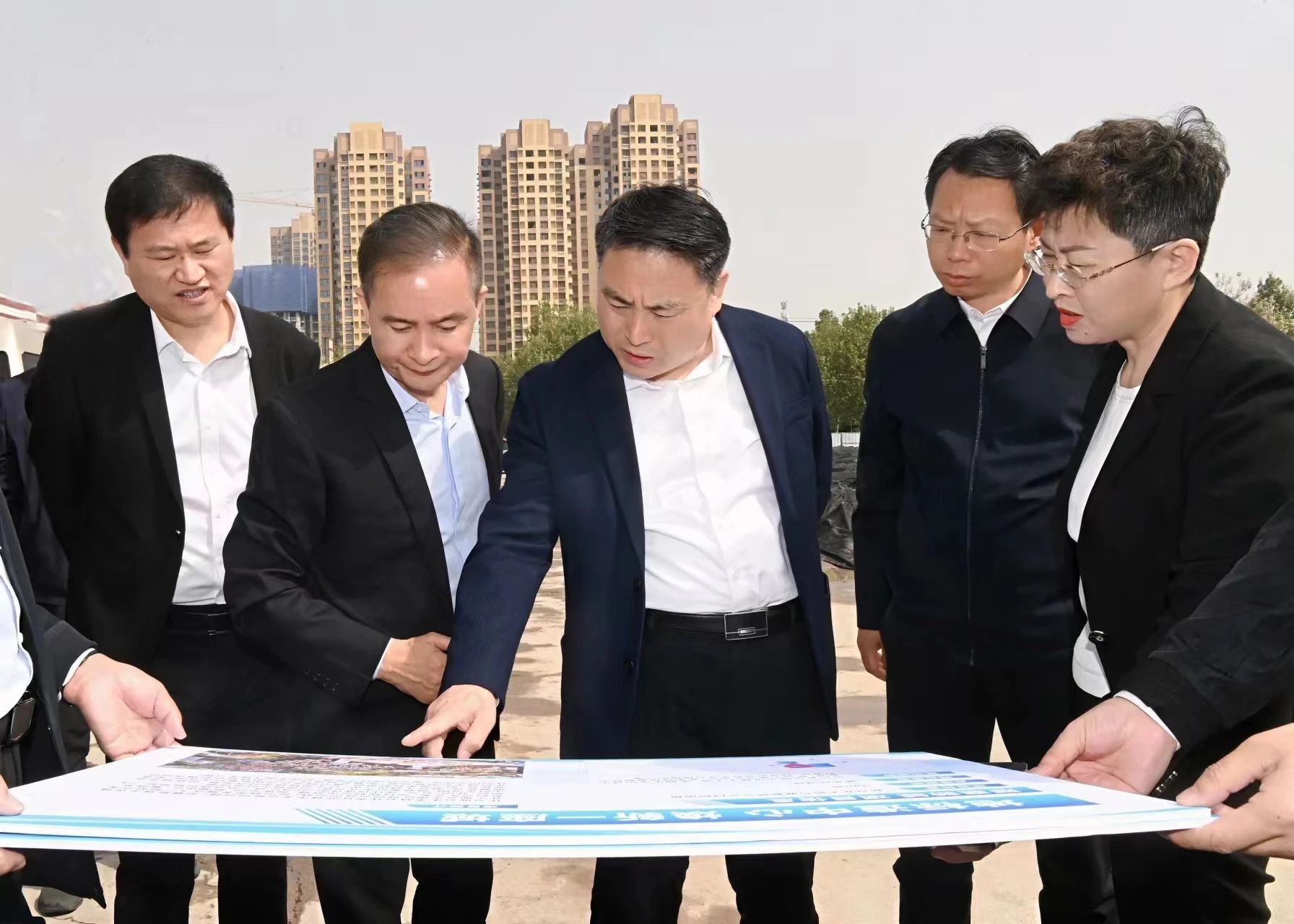 邢臺市委書記楊猛到主城區部分商貿企業現場辦公